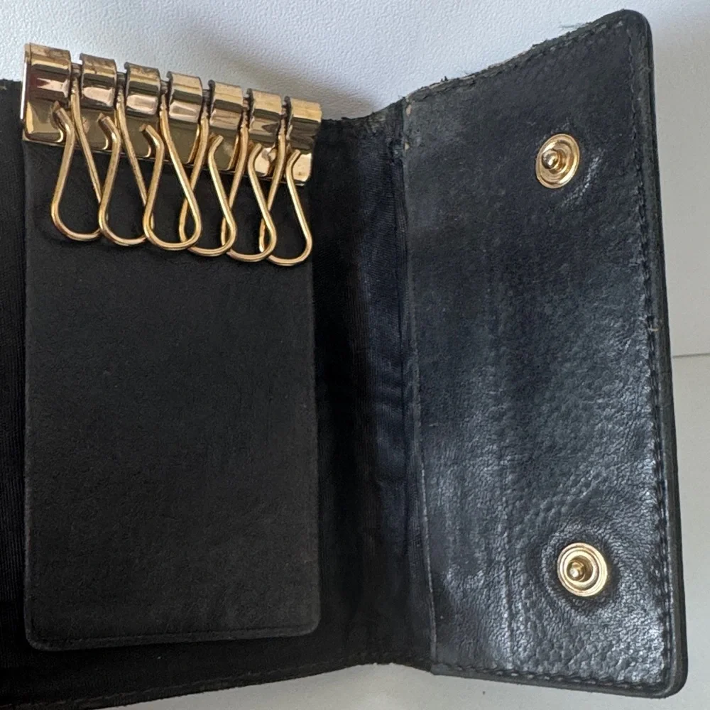 CHANEL CC Vintage Caviar Leather 6
Ring Key Case Authentic - Picture 6 of 9